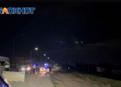Личность погибшего в аварии с маршруткой мопедиста не установлена: видео с места ДТП в Волжском