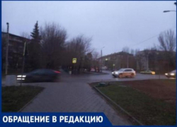 Дети рискуют своей жизнью: в Волжском жалуются на отсутствие светофора на кольце