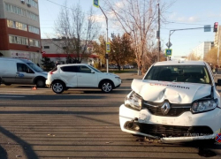 Такси протаранило Nissan Juke на перекрестке в Волжском