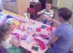 В городском театре кукол учат делать благополучниц и рисовать песочные картины