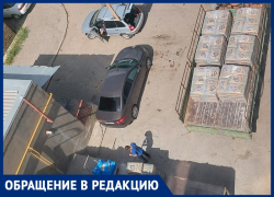 Жители жалуются на незаконную разгрузку стройматериалов во дворе жилого дома в Волжском