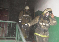 Глубокой ночью спасатели эвакуировали 10 человек из-за пожара в квартире в Волжском