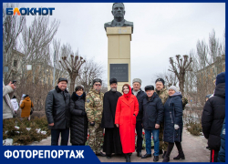 Спустя 126 лет сотни волжан продолжают нести цветы к монументу Федора Логинова
