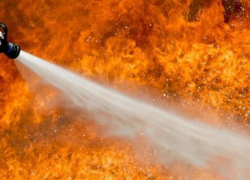 Огонь поглотил балкон многоэтажки 