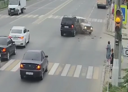 Водитель «семерки» протаранил иномарку: авария в Волгограде попала на видео