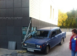 Волжанин на "семерке" протаранил здание гостиницы, перепутав педали