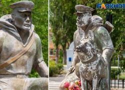 Памятник пограничникам в Волжском рушится спустя два месяца после торжественного открытия