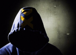 В Волжском орудует банда подростков в капюшонах, которые обкидывают автомобили камнями