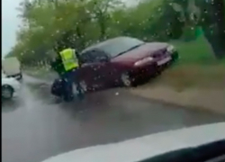 Сразу две аварии в дождливое утро 10 мая попали на видео в Волжском