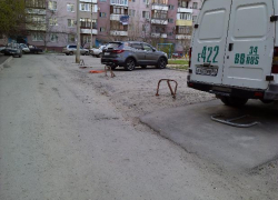 Автохамы самовольно огородили VIP-стоянку во дворе многоэтажки в Волжском 