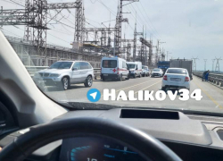 Мужчина пытался спрыгнуть с моста на Волжской ГЭС: его спас полицейский