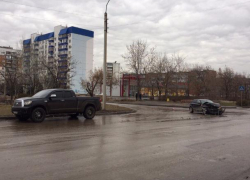 Утренняя авария с "БМВ" и "Нивой" в Волжском попала на видеокамеры