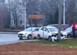 Утро началось не с кофе: автомобилист сбил столб в Волжском