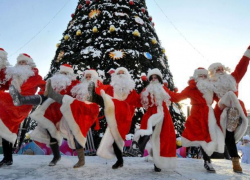 На грандиозное лазерное шоу, концерт Мороза и веселые пляски пригласили волжан в новогоднюю ночь