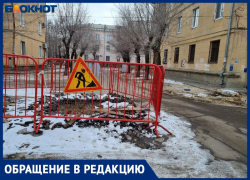 Жители боятся взорвать двор, объезжая яму для ремонта по газовой заглушке в Волжском
