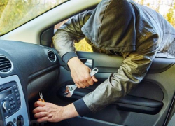 Пока неумелый автоворишка вскрывал машину в Волжском, на место приехали полицейские