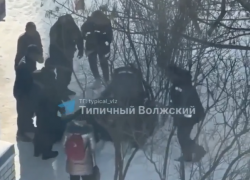 В Волжском медики борются за жизнь выпавшей из окна 19-летней девушки