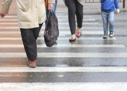 Автомобилист сбил женщину на пешеходном переходе в Волжском