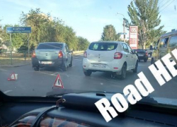 В Волжском в 7 микрорайоне образовывается огромная пробка из-за ДТП