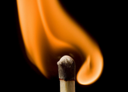 Ночью в Волжском в пятиэтажке сгорела кладовка