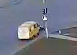 Маршрутчик сбил пешехода в Волжском прямо на «зебре»