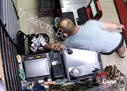 Сигареты, презервативы и яйцо: волжанин украл набор кавалера под камерами в супермаркете