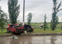 В Волжском водитель без прав врезался в столб 