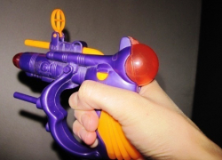 Волгоградец с игрушечным пистолетом украл две тысячи из офиса микрозаймов