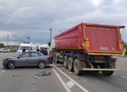 Автоледи врезалась в «скорую» на трассе под Волгоградом: есть раненые