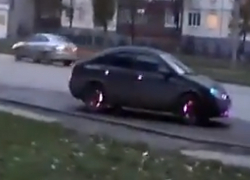 Автомобиль-новогоднюю елку заметили на улицах Волжского