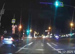 «Душа требует праздника, а разум..»: в Волжском общественники раскритиковали тусклые фонари в гирляндах