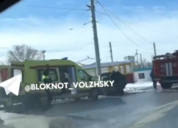 «Полмашины нет просто»: в Волжском пенсионер на «Сузуки» протаранил столб