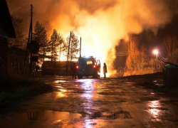 Деревянный дом загорелся в Среднеахтубинском районе