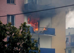 В Волжском в девятиэтажке полыхал балкон