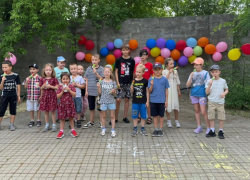 В Волжском для детей из приемных семей организовали конкурсы и сладкие подарки
