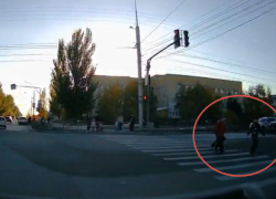 Дети перебегают дорогу на красный на месте смертельного ДТП со школьницей в Волжском: видео