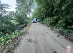 Под Волжским женщина без прав на квадроцикле сбила велосипедистку и опрокинулась в канал