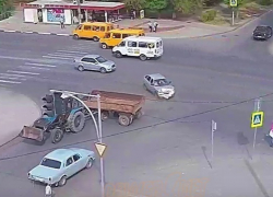 Мчащийся тракторист снёс прицепом "двенашку" в Волжском