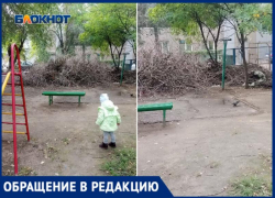 2-метровая куча сухих веток осталась после обрезки на детской площадке в Волжском