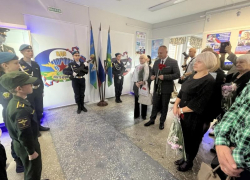 В Волжском в школе № 9 открыли еще одну «Парту Героя»