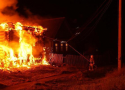 В Волжском за минувшие сутки сгорели сразу два частных дома