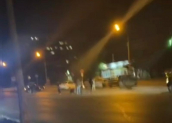 Возле «Галереи» в Волжском сбили двух человек: видео