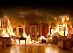 Под Волжским огонь охватил частный дом