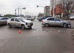 В Волжском в аварии с такси пострадал пассажир