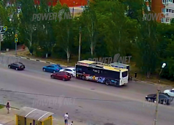 Автобус въехал в легковушки на перекрестке в Волжском