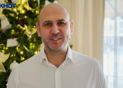 Ведущий-режиссер Илья Бирковский поздравил волжан с наступающим Новым годом