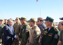 42 автомобиля для героев: губернатор Бочаров вручил ключи ветеранам боевых действий на набережной Волгограда