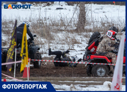 Лед и снег растопили горячие спортсмены: фоторепортаж с мотокросса в Волжском 