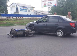 Скутерист отправился в больницу после столкновения с "Лада Гранта" 