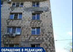 "Обрушается фасад , сверху летят камни, скоро рухнет и сама плита", - волжанка